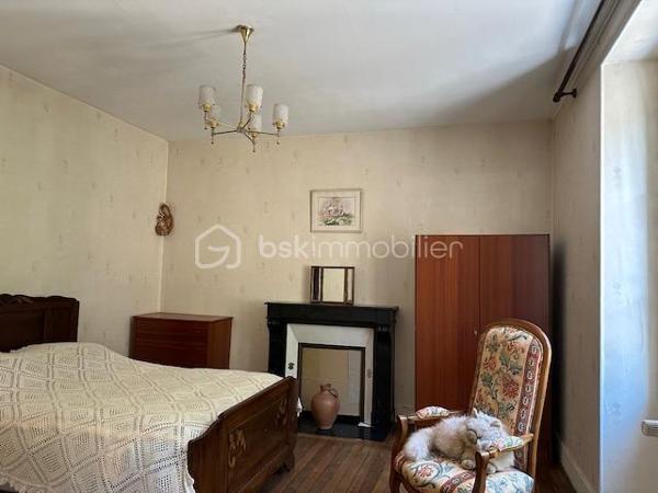 Maison d'habitation comprenant une entrée, une cuisine avec une cuisinière à bois, une salle à manger, un couloir desservant un wc et une salle de douche. Au premier étage : un palier desservant deux chambres. Au deuxième étage : un palier desservant deux chambres. Au troisième étage : Un grenier aménageable. Un local avec chaudière, un garage. Une terrasse, dépendances, un jardin avec accès à la Seine.