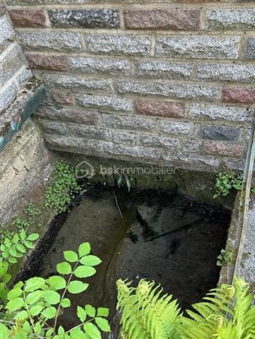 Maison d'habitation comprenant une entrée, une cuisine avec une cuisinière à bois, une salle à manger, un couloir desservant un wc et une salle de douche. Au premier étage : un palier desservant deux chambres. Au deuxième étage : un palier desservant deux chambres. Au troisième étage : Un grenier aménageable. Un local avec chaudière, un garage. Une terrasse, dépendances, un jardin avec accès à la Seine.