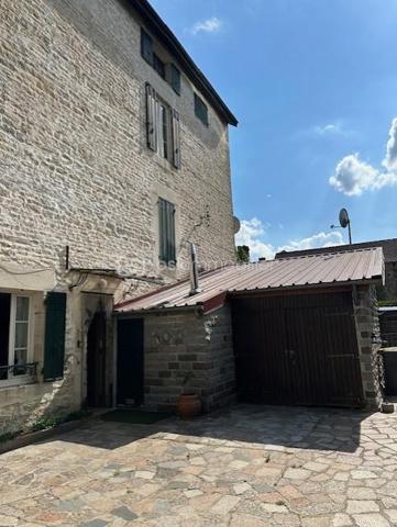 Maison d'habitation comprenant une entrée, une cuisine avec une cuisinière à bois, une salle à manger, un couloir desservant un wc et une salle de douche. Au premier étage : un palier desservant deux chambres. Au deuxième étage : un palier desservant deux chambres. Au troisième étage : Un grenier aménageable. Un local avec chaudière, un garage. Une terrasse, dépendances, un jardin avec accès à la Seine.
