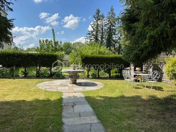 Maison d'habitation comprenant une entrée, une cuisine avec une cuisinière à bois, une salle à manger, un couloir desservant un wc et une salle de douche. Au premier étage : un palier desservant deux chambres. Au deuxième étage : un palier desservant deux chambres. Au troisième étage : Un grenier aménageable. Un local avec chaudière, un garage. Une terrasse, dépendances, un jardin avec accès à la Seine.