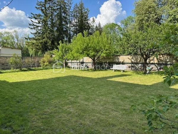 Maison d'habitation comprenant une entrée, une cuisine avec une cuisinière à bois, une salle à manger, un couloir desservant un wc et une salle de douche. Au premier étage : un palier desservant deux chambres. Au deuxième étage : un palier desservant deux chambres. Au troisième étage : Un grenier aménageable. Un local avec chaudière, un garage. Une terrasse, dépendances, un jardin avec accès à la Seine.