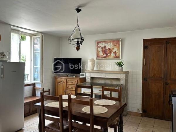 Maison d'habitation comprenant une entrée, une cuisine avec une cuisinière à bois, une salle à manger, un couloir desservant un wc et une salle de douche. Au premier étage : un palier desservant deux chambres. Au deuxième étage : un palier desservant deux chambres. Au troisième étage : Un grenier aménageable. Un local avec chaudière, un garage. Une terrasse, dépendances, un jardin avec accès à la Seine.