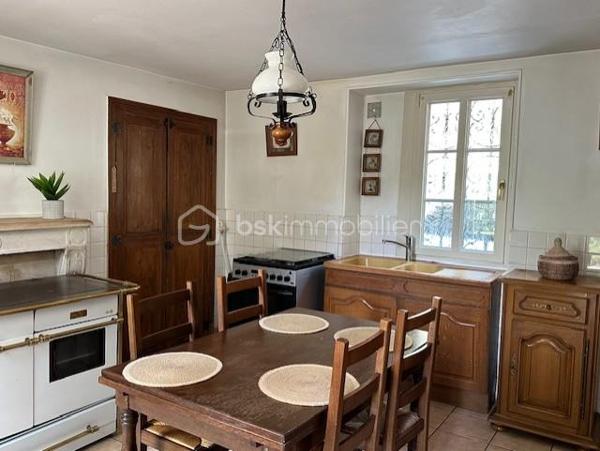 Maison d'habitation comprenant une entrée, une cuisine avec une cuisinière à bois, une salle à manger, un couloir desservant un wc et une salle de douche. Au premier étage : un palier desservant deux chambres. Au deuxième étage : un palier desservant deux chambres. Au troisième étage : Un grenier aménageable. Un local avec chaudière, un garage. Une terrasse, dépendances, un jardin avec accès à la Seine.