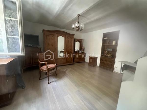 Maison d'habitation comprenant une entrée, une cuisine avec une cuisinière à bois, une salle à manger, un couloir desservant un wc et une salle de douche. Au premier étage : un palier desservant deux chambres. Au deuxième étage : un palier desservant deux chambres. Au troisième étage : Un grenier aménageable. Un local avec chaudière, un garage. Une terrasse, dépendances, un jardin avec accès à la Seine.