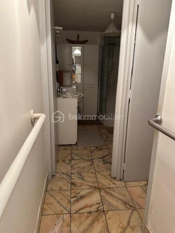 Maison d'habitation comprenant une entrée, une cuisine avec une cuisinière à bois, une salle à manger, un couloir desservant un wc et une salle de douche. Au premier étage : un palier desservant deux chambres. Au deuxième étage : un palier desservant deux chambres. Au troisième étage : Un grenier aménageable. Un local avec chaudière, un garage. Une terrasse, dépendances, un jardin avec accès à la Seine.