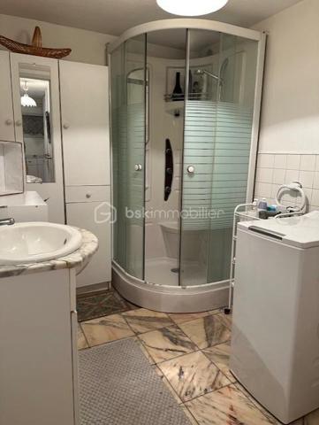 Maison d'habitation comprenant une entrée, une cuisine avec une cuisinière à bois, une salle à manger, un couloir desservant un wc et une salle de douche. Au premier étage : un palier desservant deux chambres. Au deuxième étage : un palier desservant deux chambres. Au troisième étage : Un grenier aménageable. Un local avec chaudière, un garage. Une terrasse, dépendances, un jardin avec accès à la Seine.