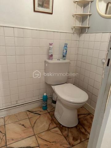 Maison d'habitation comprenant une entrée, une cuisine avec une cuisinière à bois, une salle à manger, un couloir desservant un wc et une salle de douche. Au premier étage : un palier desservant deux chambres. Au deuxième étage : un palier desservant deux chambres. Au troisième étage : Un grenier aménageable. Un local avec chaudière, un garage. Une terrasse, dépendances, un jardin avec accès à la Seine.