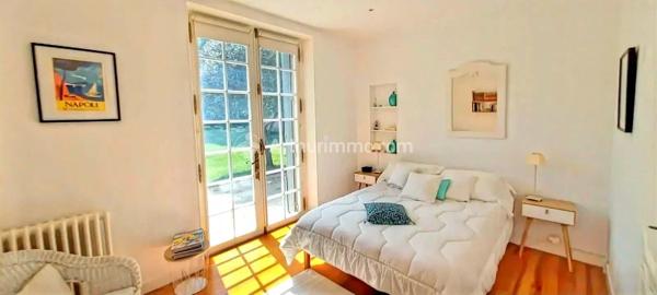 Vente                                                      Propriété
                        
                     12 pièces                      307 m2                     à Mazamet