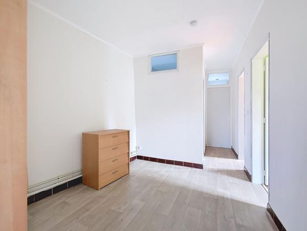 ** SOUS OFFRE ** Exclusivité Nestenn Immobilier. Au centre-ville de Castanet-Tolosan. Appartement T3 à vendre avec balcon, jardin et 2 parkings.