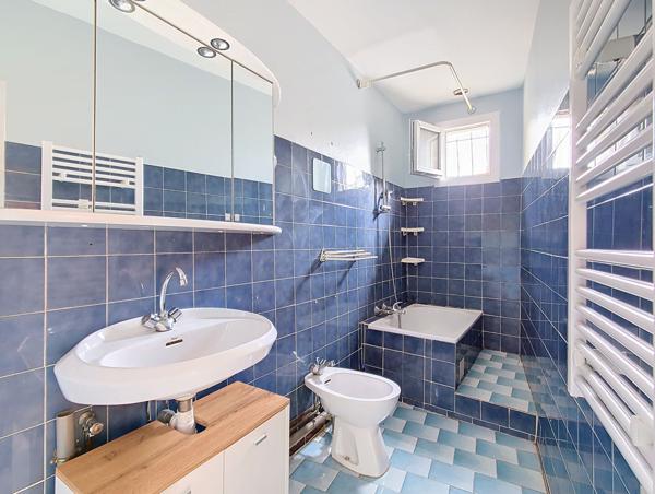 ** SOUS OFFRE ** Exclusivité Nestenn Immobilier. Au centre-ville de Castanet-Tolosan. Appartement T3 à vendre avec balcon, jardin et 2 parkings.