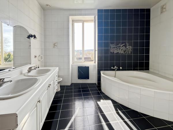 A VENDRE - Maison familiale de caractère au coeur de Penne-d'Agenais, avec piscine