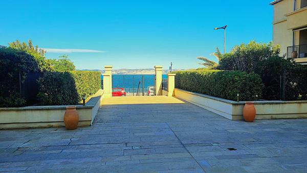 100 mètres de la plage des Catalans, magnifique T4 avec vue plongeante mer avec terrasse et garage double