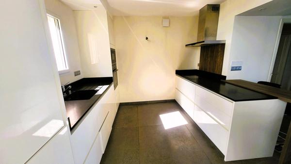 100 mètres de la plage des Catalans, magnifique T4 avec vue plongeante mer avec terrasse et garage double