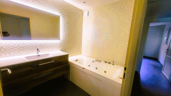 100 mètres de la plage des Catalans, magnifique T4 avec vue plongeante mer avec terrasse et garage double