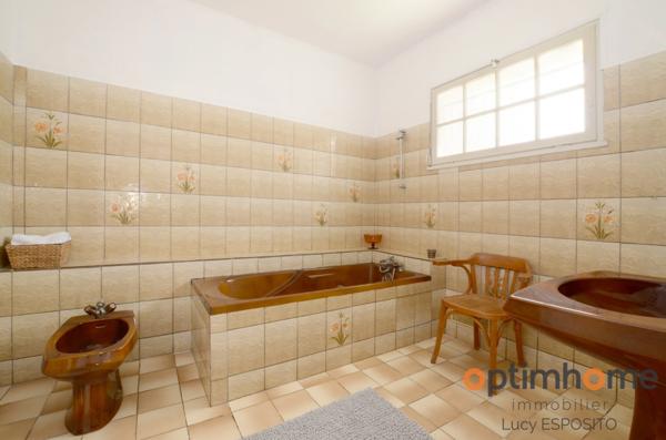 Propriété de 4 chambres au bord de la rivière à vendre