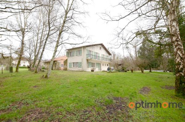 Propriété de 4 chambres au bord de la rivière à vendre