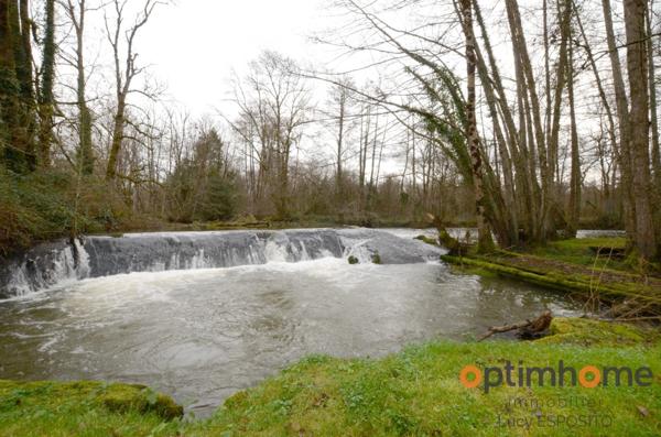 Propriété de 4 chambres au bord de la rivière à vendre