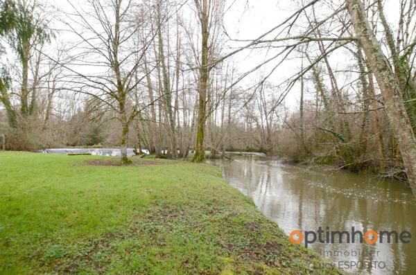 Propriété de 4 chambres au bord de la rivière à vendre