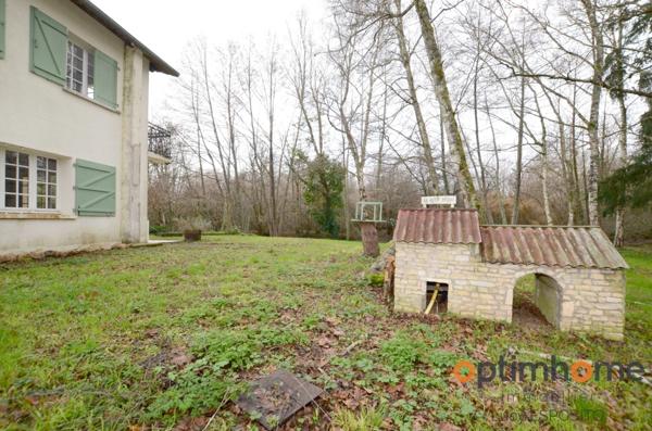 Propriété de 4 chambres au bord de la rivière à vendre