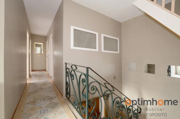 Propriété de 4 chambres au bord de la rivière à vendre