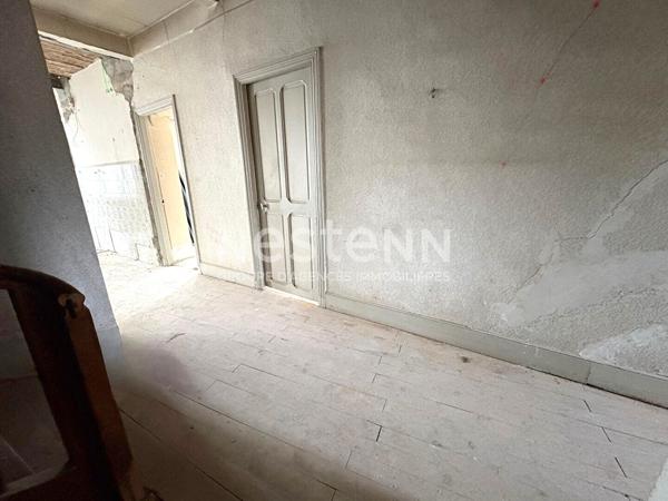 A VENDRE LAVELANET IMMEUBLE  - LOCAL COMMERCIAL ET APPARTEMENT A RENOVÉ