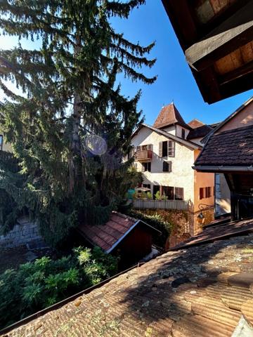 ANNECY (74) - MAISON mitoyenne 90 m2 + combles + dépendances.