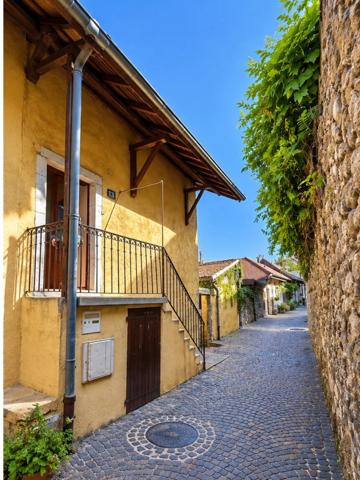 ANNECY (74) - MAISON mitoyenne 90 m2 + combles + dépendances.