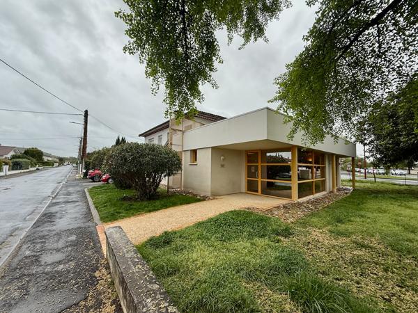 Villeneuve sur Lot, avenue de Fumel, sur axe sortant passant, avec des places de parking gratuites à proximité, local divisé en bureaux pour des professions de SANTE ou professions LIBERALES en très bon état composé actuellement d'une grande surface d'a , Villeneuve sur lot