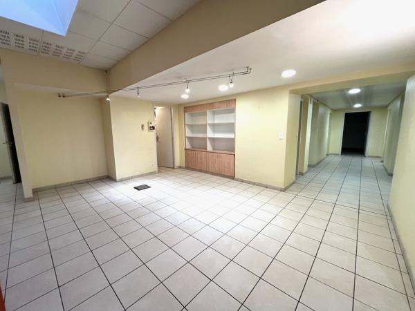 Villeneuve sur Lot, avenue de Fumel, sur axe sortant passant, avec des places de parking gratuites à proximité, local divisé en bureaux pour des professions de SANTE ou professions LIBERALES en très bon état composé actuellement d'une grande surface d'a , Villeneuve sur lot