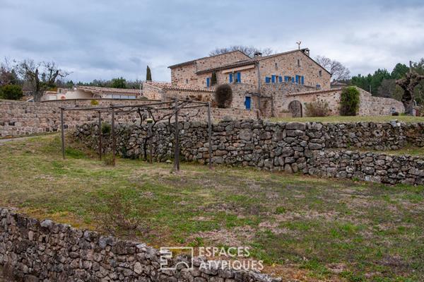 Séduisant mas ardéchois de caractère avec piscine et dépendances sur un terrain remarquablement arboré