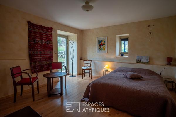 Séduisant mas ardéchois de caractère avec piscine et dépendances sur un terrain remarquablement arboré