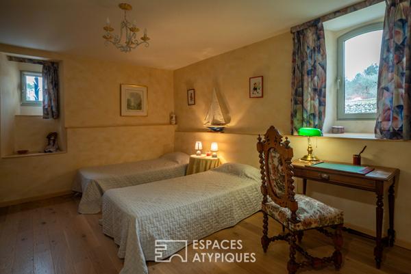 Séduisant mas ardéchois de caractère avec piscine et dépendances sur un terrain remarquablement arboré