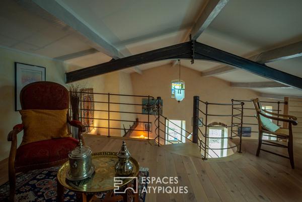 Séduisant mas ardéchois de caractère avec piscine et dépendances sur un terrain remarquablement arboré