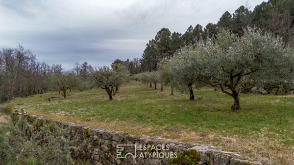 Séduisant mas ardéchois de caractère avec piscine et dépendances sur un terrain remarquablement arboré
