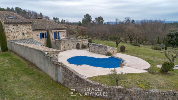 Séduisant mas ardéchois de caractère avec piscine et dépendances sur un terrain remarquablement arboré