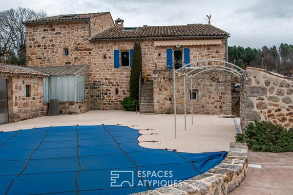 Séduisant mas ardéchois de caractère avec piscine et dépendances sur un terrain remarquablement arboré