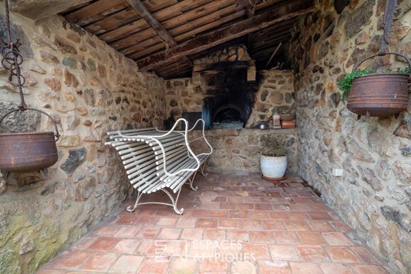 Séduisant mas ardéchois de caractère avec piscine et dépendances sur un terrain remarquablement arboré