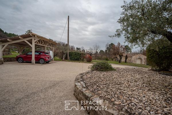 Séduisant mas ardéchois de caractère avec piscine et dépendances sur un terrain remarquablement arboré