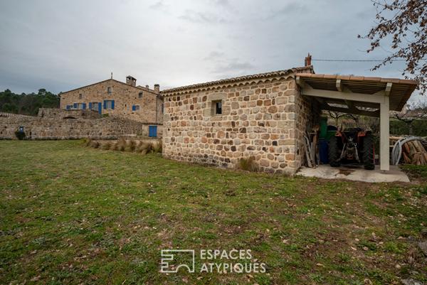 Séduisant mas ardéchois de caractère avec piscine et dépendances sur un terrain remarquablement arboré