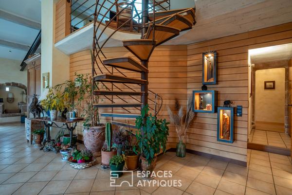 Séduisant mas ardéchois de caractère avec piscine et dépendances sur un terrain remarquablement arboré