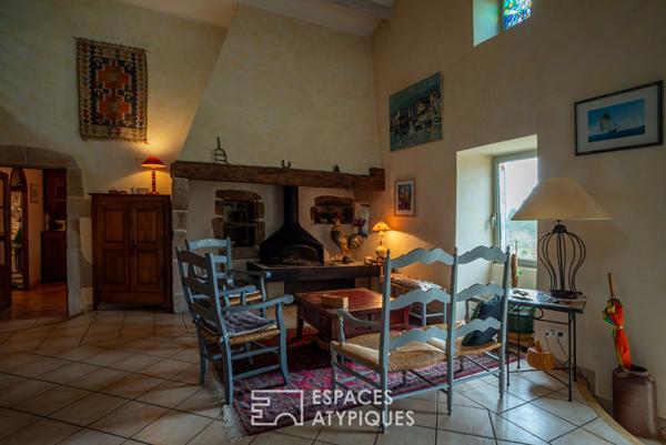 Séduisant mas ardéchois de caractère avec piscine et dépendances sur un terrain remarquablement arboré