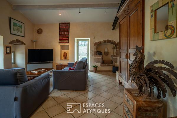 Séduisant mas ardéchois de caractère avec piscine et dépendances sur un terrain remarquablement arboré