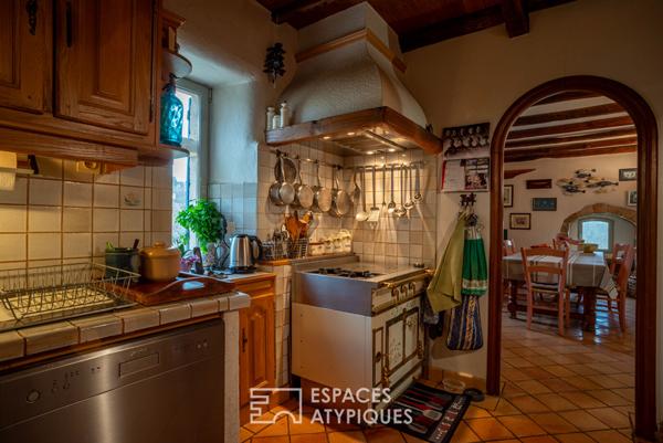 Séduisant mas ardéchois de caractère avec piscine et dépendances sur un terrain remarquablement arboré