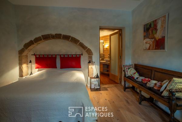 Séduisant mas ardéchois de caractère avec piscine et dépendances sur un terrain remarquablement arboré