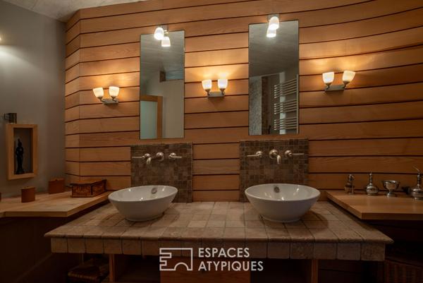 Séduisant mas ardéchois de caractère avec piscine et dépendances sur un terrain remarquablement arboré