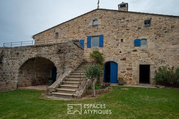 Séduisant mas ardéchois de caractère avec piscine et dépendances sur un terrain remarquablement arboré