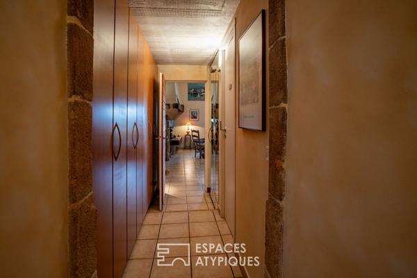 Séduisant mas ardéchois de caractère avec piscine et dépendances sur un terrain remarquablement arboré