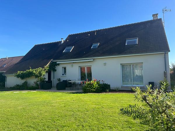 Jolie maison idéalement située à Fillé - 4 chambres dont une suite parentale au RDC !