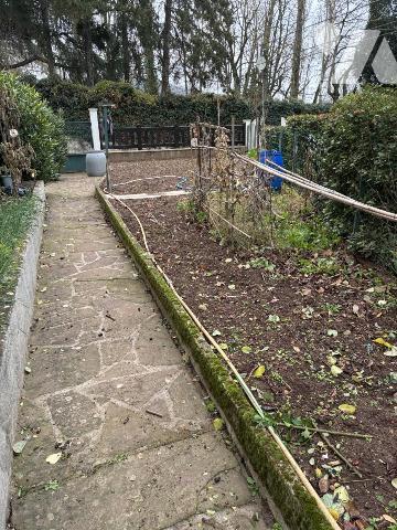 Maison d'habitation avec jardin attenant