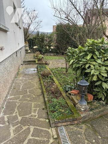 Maison d'habitation avec jardin attenant